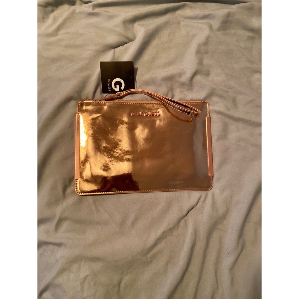 Guess clutch w/tag